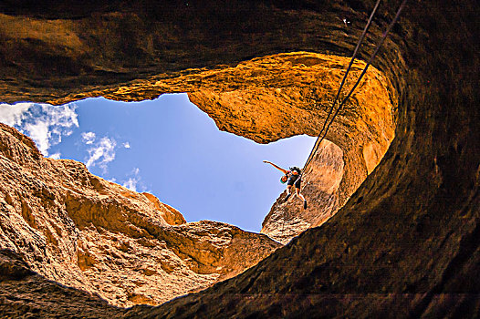男人,登山绳降,仰视,史密斯岩石州立公园,俄勒冈,美国