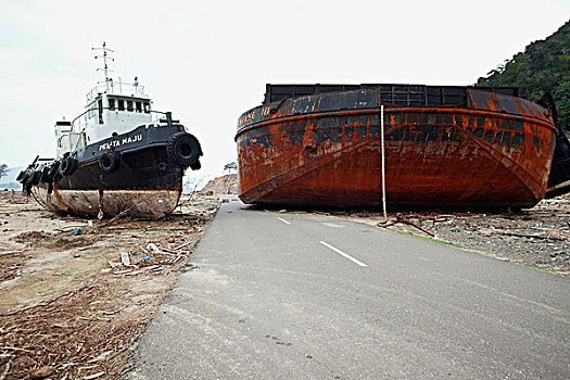 巨大,煤,驳船,水泥,工厂,拉拽,卧,海滨,陆地,途中,2004年,印度洋,海啸,靠近,省,印度尼西亚