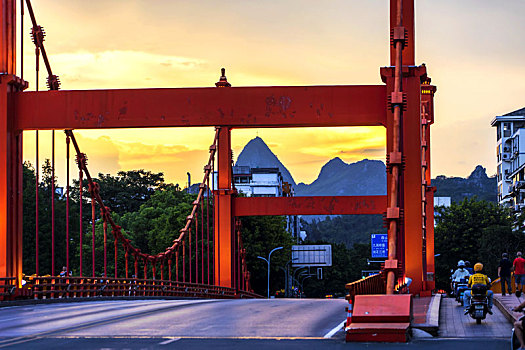 日落时的桂林丽泽桥风景