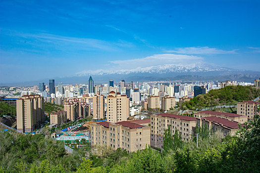  雅玛里克山拍摄乌鲁木齐城市全景