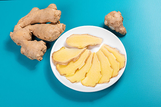 保健食品生姜与姜片摆放在桌面上
