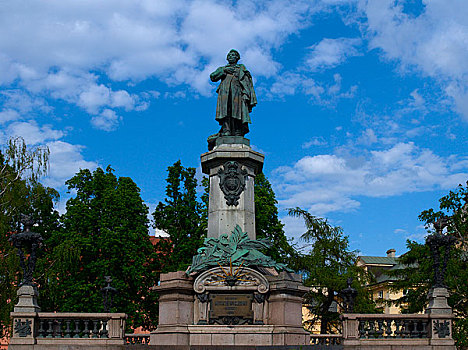 波兰华沙浪漫主义的代表诗人亚当·密茨凯维奇雕像