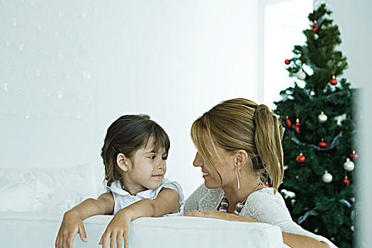 女孩,母亲,沙发,微笑,相互,圣诞树,背景