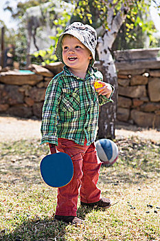 高兴,男孩,拿着,乒乓球拍,球,公园