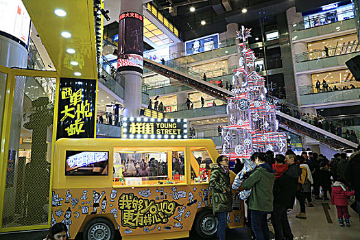 北京西城区西单地区商家街道圣诞夜