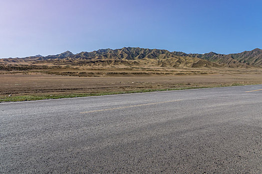 夏季新疆戈壁公路直行道侧面汽车背景