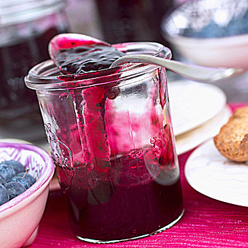 蓝莓酱,罐,勺子
