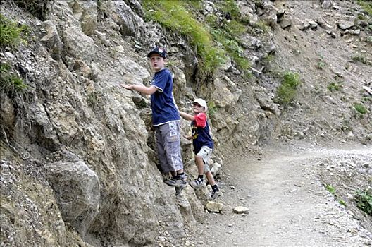 第一,努力,攀登,两个孩子,走,阿尔卑斯山,巴伐利亚,德国,欧洲