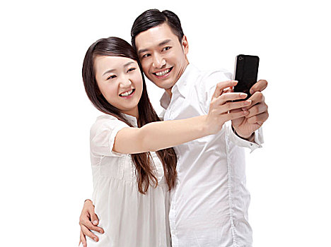 东方时尚年轻情侣使用手机自拍