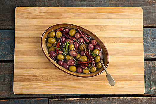 橄榄,红辣椒,容器,案板,木桌子