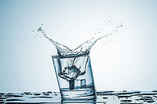 水,玻璃杯,溅