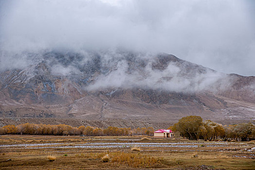 晨雾下的塔什库尔干塔吉克自治县达布达尔牧场田野
