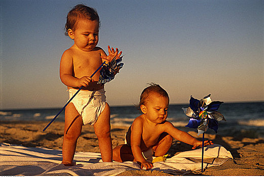 两个,婴儿,海滩,纸风车