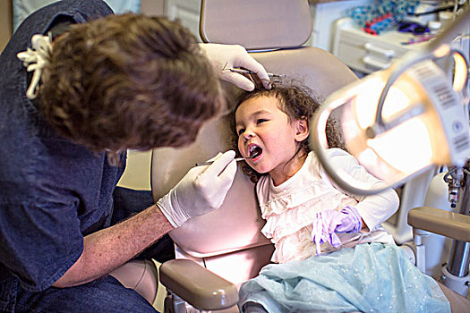 牙医,给,女孩,牙科椅,牙科检查