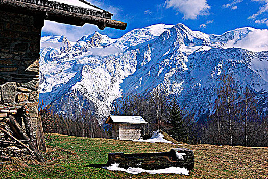 法国,隆河阿尔卑斯山省,阿尔卑斯山,上萨瓦省,木房子,勃朗峰,背景