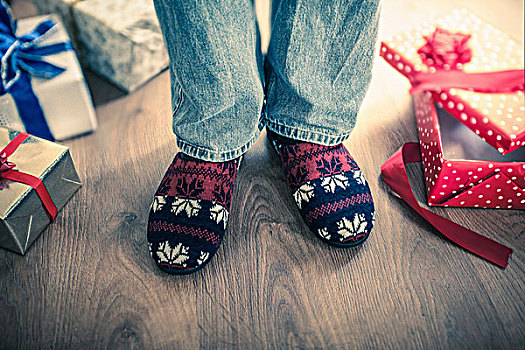 男人,穿,拖鞋,圣诞礼物,地板