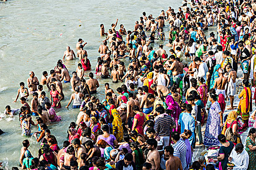 大量,朝圣,浴,河边石梯,神圣,恒河,北阿坎德邦,印度,亚洲