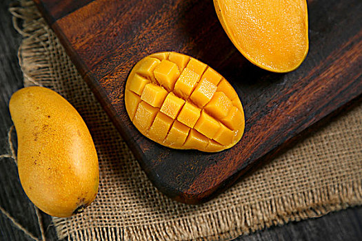 新鲜小芒果放在木板上