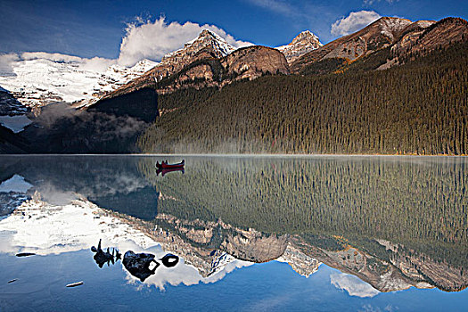 独木舟,湖,日出,路易斯湖,班芙国家公园,艾伯塔省,加拿大