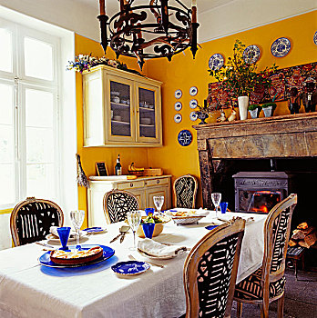 老式,壁炉,炉子,黄色,餐厅,法国,郊区住宅,餐桌,蓝色,玻璃,盘子,前景