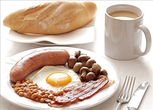传统,早餐,香肠,蛋,熏肉,蘑菇,豆,大杯,茶