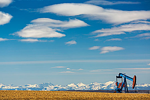 石油井架,残梗地,积雪,山,背景,蓝天,云,艾伯塔省,加拿大