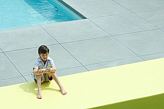 男孩,坐,地面,游泳池,看,手机