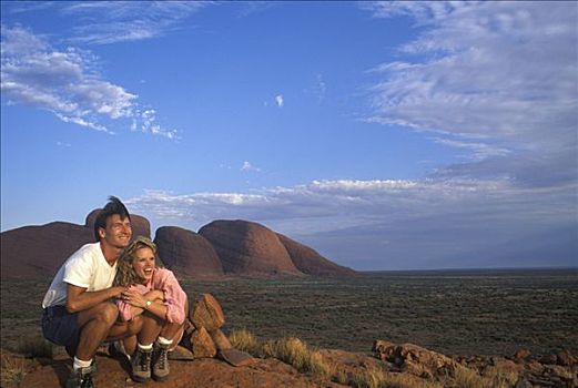 伴侣,远足者,高处,奥加斯石群,乌卢鲁卡塔曲塔国家公园,红色,中心,澳大利亚,北领地州