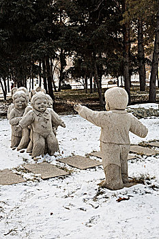 雪地里的儿童雕塑