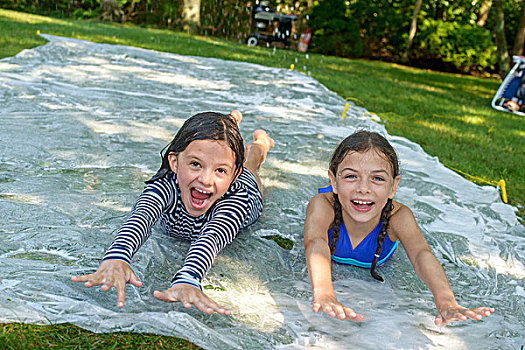 两个女孩,滑动,水,垫,花园