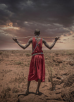 马萨伊,男人,传统服饰,看,风暴,云,上方,大草原,安伯塞利国家公园,裂谷,肯尼亚