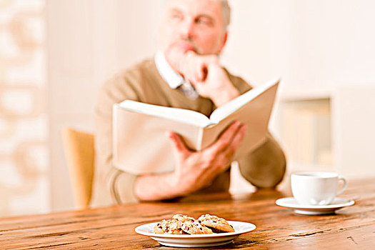 老人,成熟,男人,读,书本,饼干,木桌子