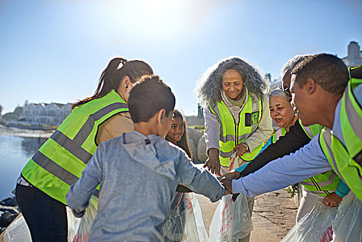 志愿者,簇拥,清洁,垃圾,晴朗,海滩