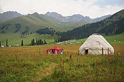 新疆那拉提草原景区风光和牧民生活状态