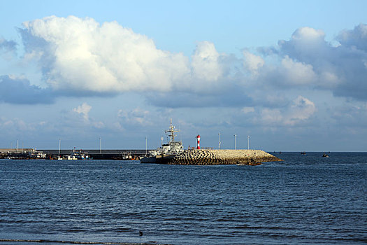 山东省日照市,金秋时节海边风景如画,漫步沙滩看渔船归航,海鸥飞翔