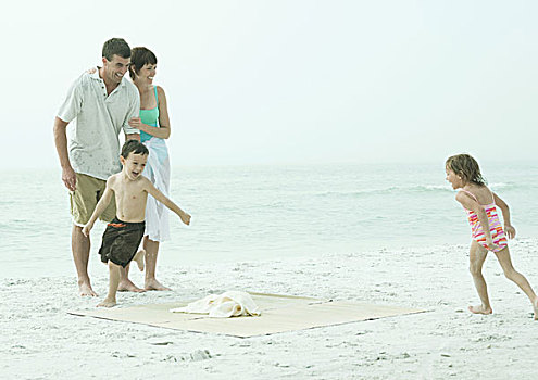 家庭,海滩,孩子,跑,垫