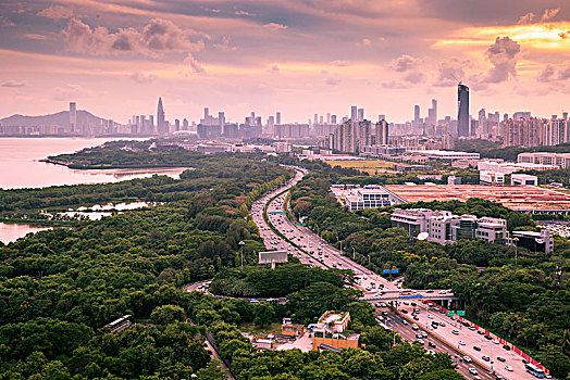 中国广东深圳湾日落都市风光