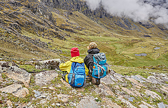 两个男孩,坐,山坡,观景,后视图,玻利维亚,南美