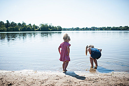 两个女孩,玩,湖