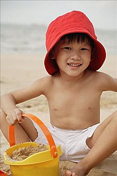 男孩,坐,海滩,戴着,读,帽子,拿着,黄色,桶