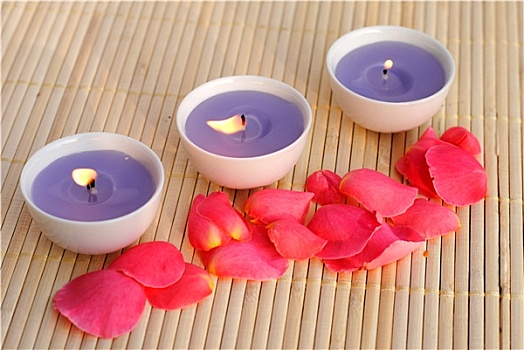 三个,紫色,蜡烛,玫瑰花瓣,竹子
