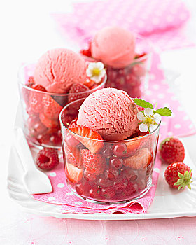 草莓冰激凌,夏季水果