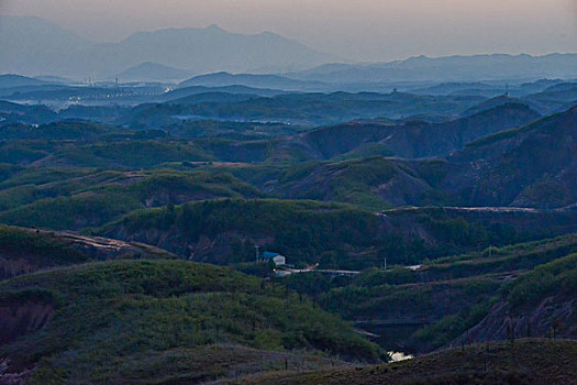 山,丹霞,群山,山脉,黄昏,红光,坡顶,驴友,旅行,地质公园,丹霞地貌,灌木,树,草,水潭,素材,平面设计