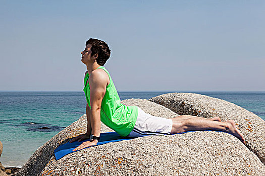 男人,表演,瑜珈,岩石上,海滩,晴天