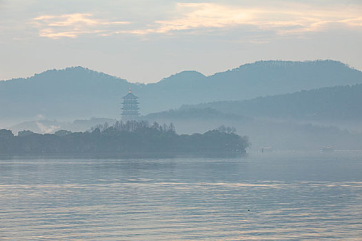 杭州西湖清晨雷峰塔山色风光