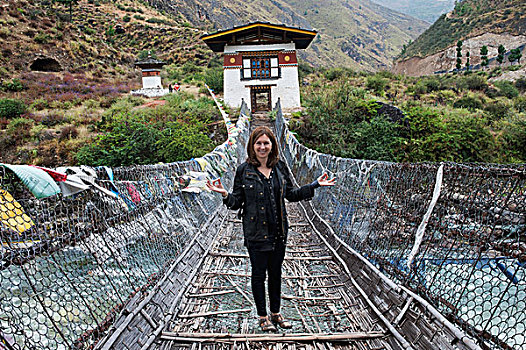 女人,站立,铁,吊桥,排列,经幡,不丹