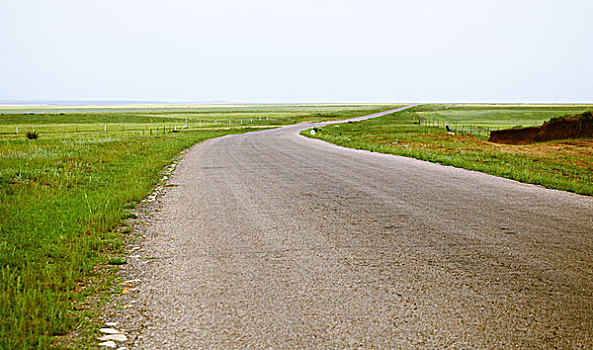 一条延伸的道路穿过草原