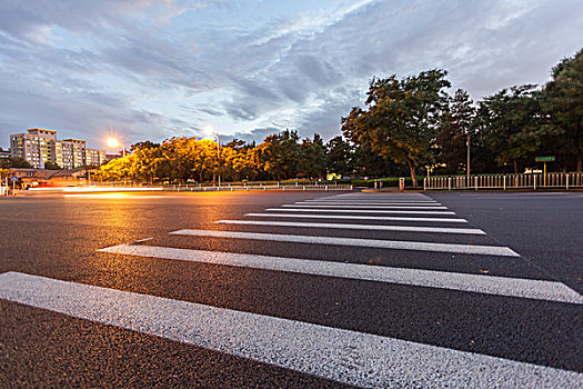 夕阳下的北京道路