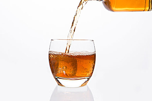 威士忌酒,瓶子,倒出,玻璃杯