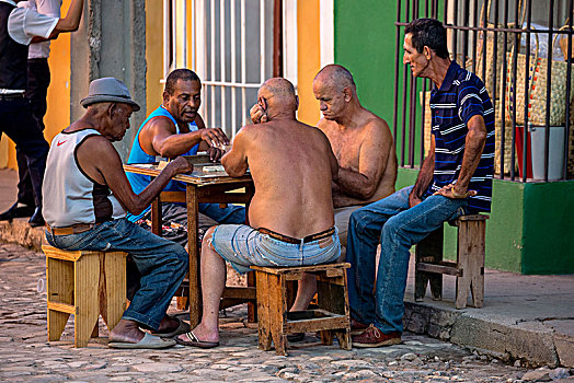 老人,古巴人,坐,赌桌,街上,特立尼达,古巴